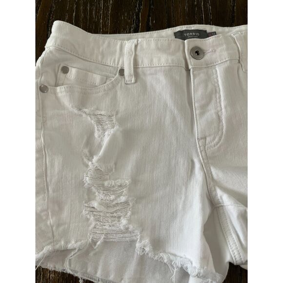Torrid White Distressed Denim Shorts Size 10 High Rise Cutoff Jean Shorts - Picture 9 of 9